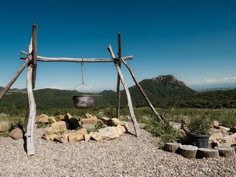 Rustic campfire cooking in the mountains Stock-Fotos
