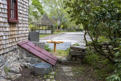 Rustic Cedar House and Red Cellar Door in Quiet Neighborhood Fotos de archivo