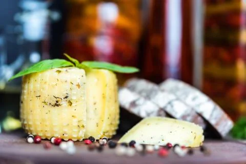 Rustic cheese with herbs, rye bread and peppercorn Foto stock