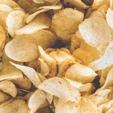 Rustic chips golden pattern Rustic chips golden pattern. Crispy chips back... Foto stock