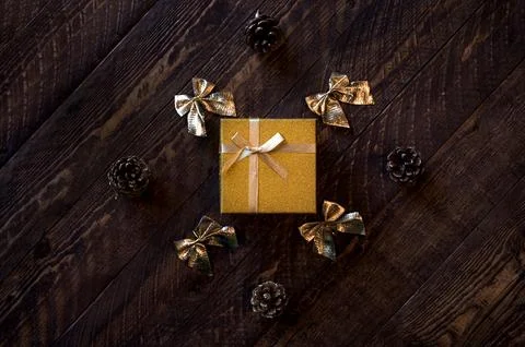 Rustic christmas flat lay with gift box framed by different ornament elements 库存照片