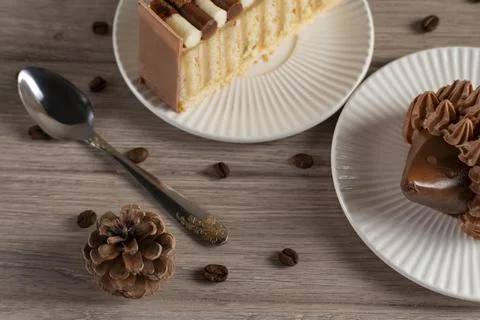 Rustic Coffee Composition with Pine Cones and Beans Foto stock