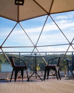 Rustic coffee table and chairs inside of tent Foto stock