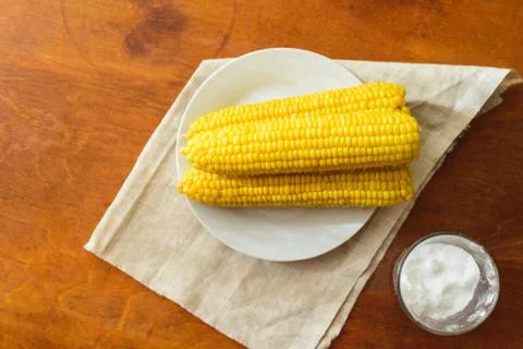 Rustic concept just cooked corn with salt on table Foto stock