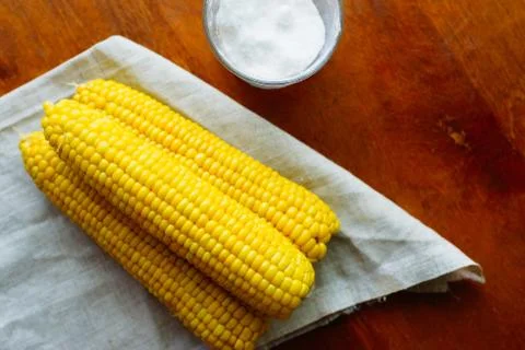 Rustic concept just cooked corn with salt on table Foto stock