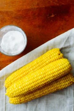 Rustic concept just cooked corn with salt on table Foto stock