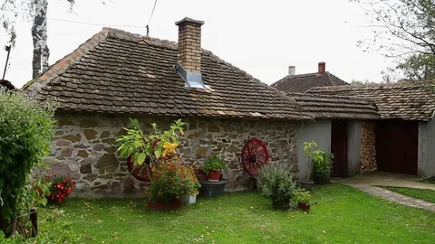 Rustic courtyard Vídeo Stock 75468276