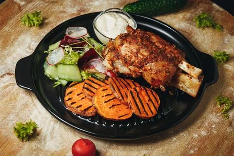 Rustic Dinner Delight, A beautifully arranged plate of meat and vegetables Foto stock