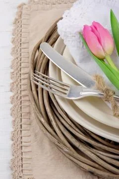 Rustic dinner setting with pink tulip Stock-Fotos