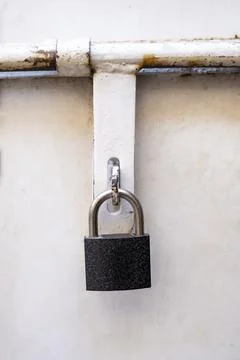 Rustic Door Featuring Black and Silver Hanging Lock Foto stock