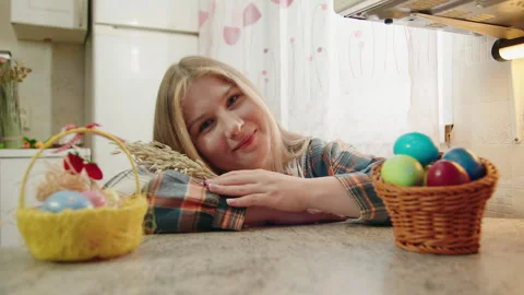 Rustic easter kitchen scene with young kind caucasian woman Vidéo 330497589
