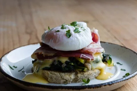 Rustic eggs benedict Foto stock
