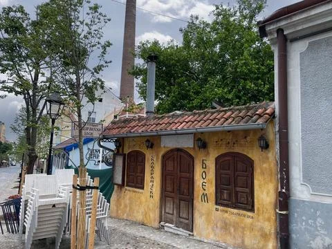 Rustic facade of a small bohemian tavern in an old cobbled street of a historic Foto stock