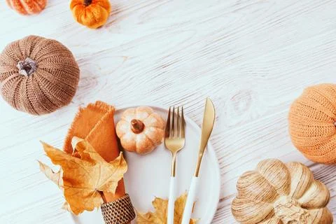 Rustic Fall Table Setting with Knitted and Ceramic Pumpkins Foto stock