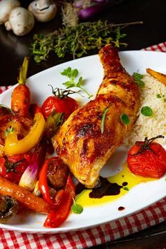Rustic fried chicken legs with assorted vegetables and rice Foto stock