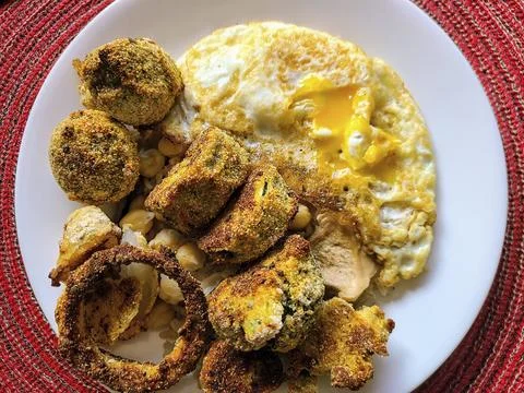 Rustic Fried Egg and Fried Veggie Brunch Plate Eye-Level View 스톡 사진