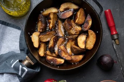 Rustic fried potatoes with salt close-up Foto stock