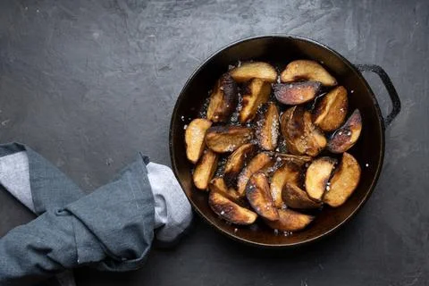 Rustic fried potatoes with salt close-up Foto stock