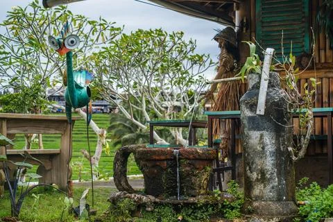 Rustic Garden Decor with Stone Water Fountain and Metal Bird Foto stock