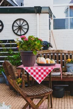 Rustic Garden Table With Hydrangea And Pumpkins Decoration Terrace Foto stock