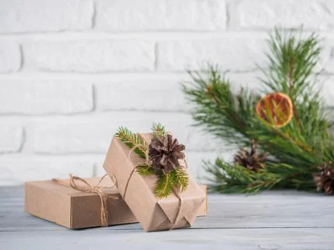 Rustic gift boxes and christmas pine three, copyspace Foto stock