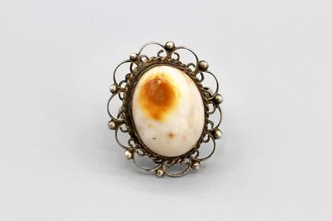 Rustic Handmade Floral Ring, 925 Sterling Silver and Jasper Pebble Gemstone Stock-Fotos