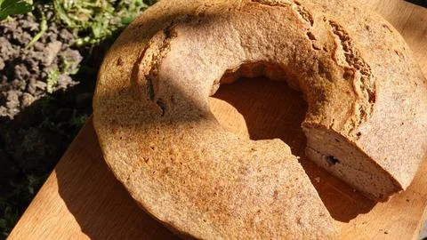 Rustic Homemade Ring Bread Loaf Cut On Wooden Board 스톡 사진