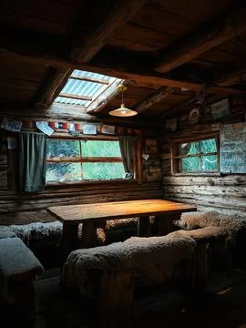 Rustic interior of El Retamal mountain hut in El Bolson Foto stock