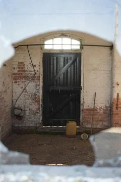 Rustic Interior Of Old Building With Weathered Door In Bulcote, Nottinghamshire, Foto stock