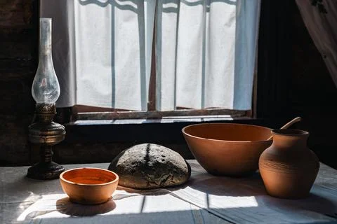 Rustic interior with a window bathed in sunlight. The room is dimly lit, bu.. Foto stock
