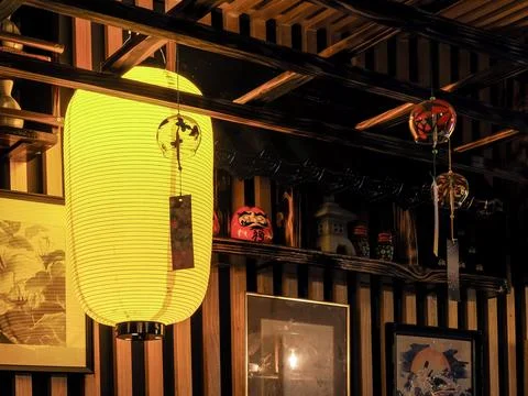 Rustic Japanese lanterns in old-style wooden interior of Japanese Restaurant Foto stock