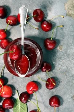 Rustic jar with cherry jam and fresh cherries, homemade preserves Foto stock