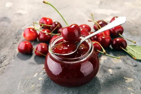 Rustic jar with cherry jam and fresh cherries, homemade preserves Foto stock