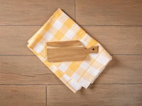 Rustic Kitchen Background with Cutting Board and Yellow Checkered Napkin on Stock-Fotos