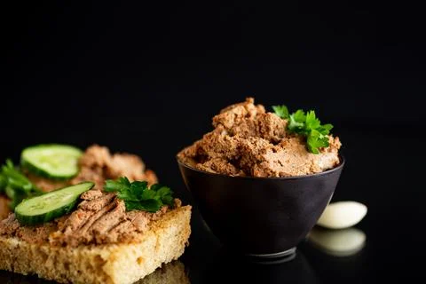 Rustic liver pate composition with bread and herbs Foto stock
