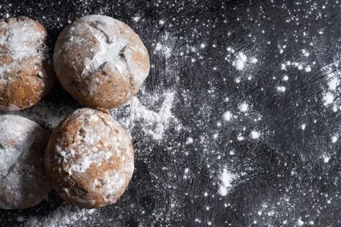 A Rustic loaf of bread and filled with flour Foto stock