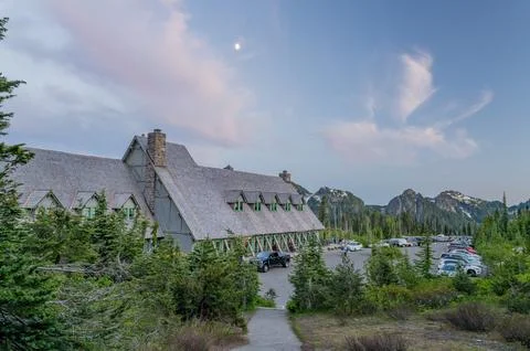 Rustic lodge with mountain view and parking lot in Washington 스톡 사진