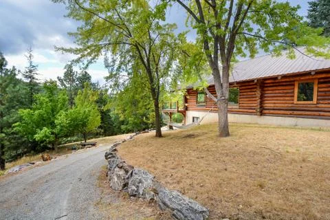 A rustic log home in the mountains Stock Photos