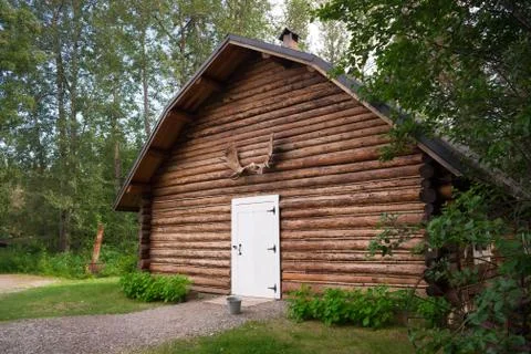 Rustic log out building moose antler rack alaska outback Foto stock