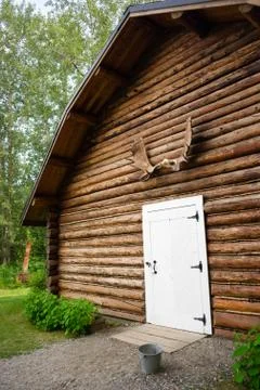 Rustic log out building moose antler rack alaska outback Foto stock