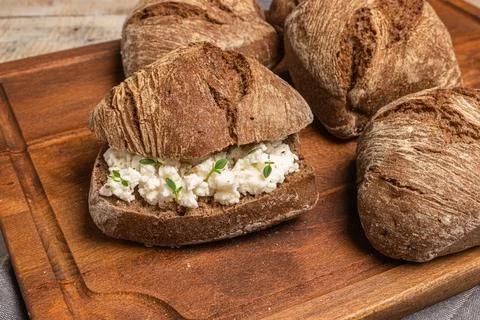 Rustic malt bread with cottage cheese, for breakfast or snack. Selective focu Foto stock
