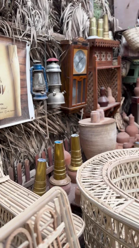 Rustic Market Displaying Vintage Artifacts and Pottery Stockbeeldmateriaal 337241463