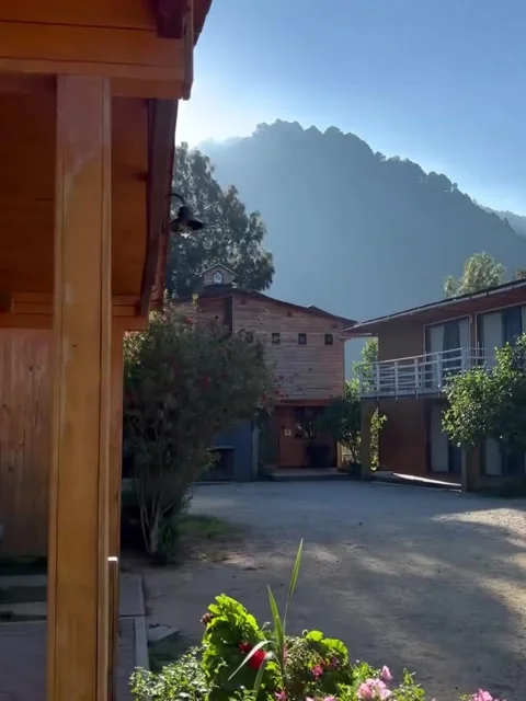 Rustic Mountain Cabins and Resort Grounds with Mountain Backdrop Stockbeeldmateriaal 340263926