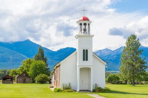 Rustic mountain chapel with 2 cabins Foto stock