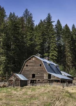 Rustic old barn on a farm. Stock Photos