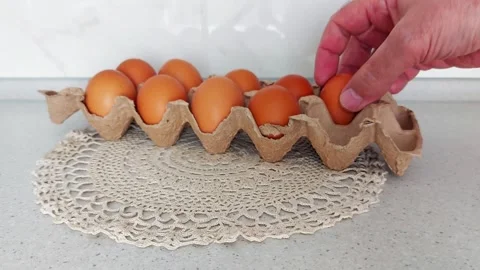 Rustic Paper Egg Tray Resting on a Sunlit Counter Vidéo 307753319