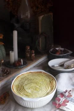 Rustic pie stuffed with minced chicken and cauliflower, and autumn still life on Foto stock