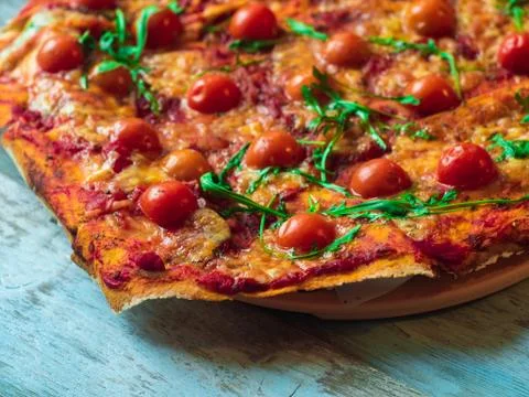 Rustic pizza with mozzarella, basil and cherry tomatoes. Foto stock