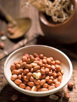 Rustic raw uncooked peanuts Foto stock