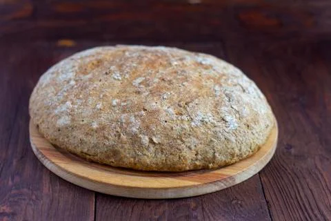 Rustic rye grain bread on the rustic table.Just out of the oven. Foto stock